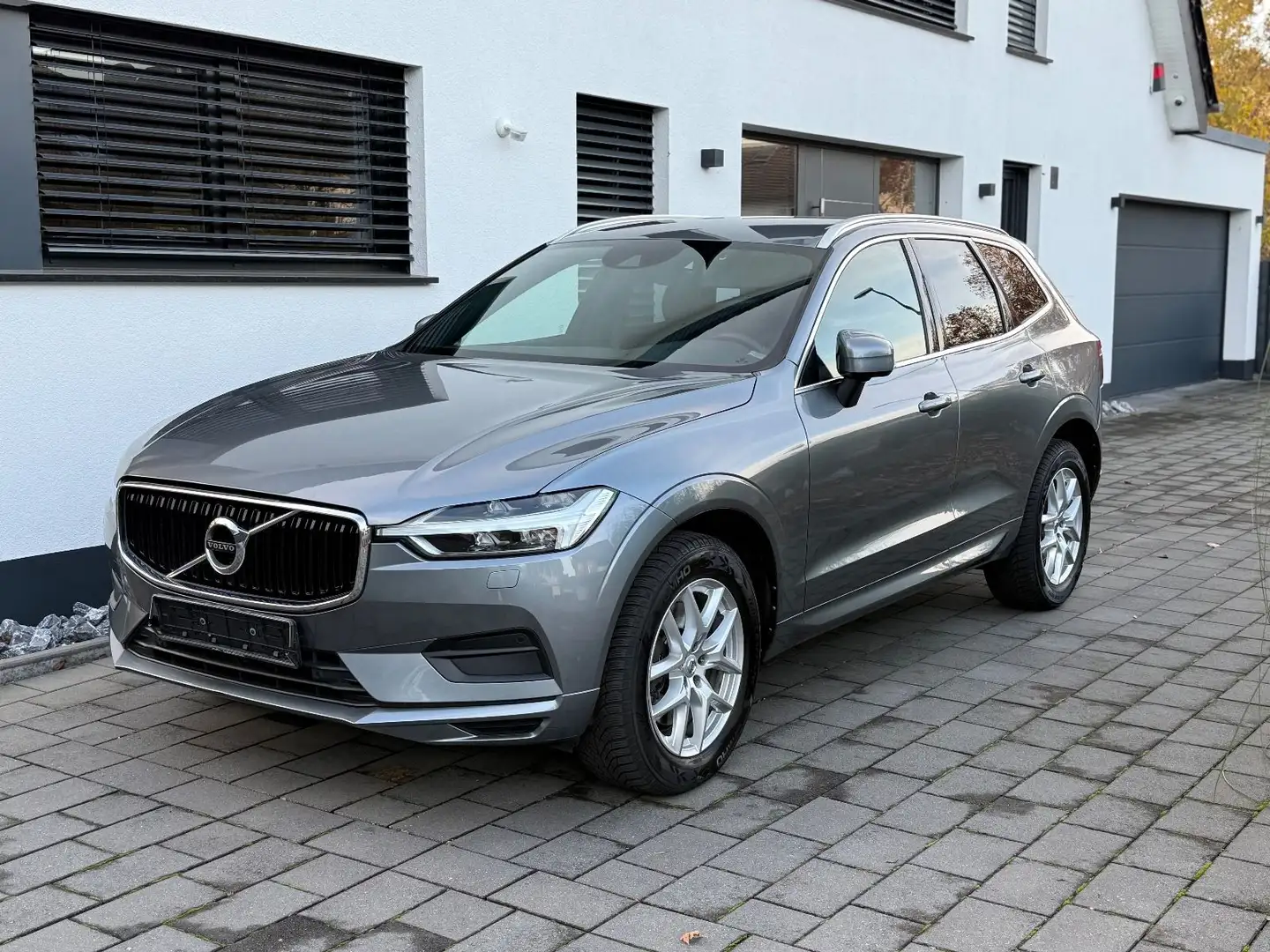 Volvo XC60 Momentum AWD Kamera Leder Scheckheft Grau - 1