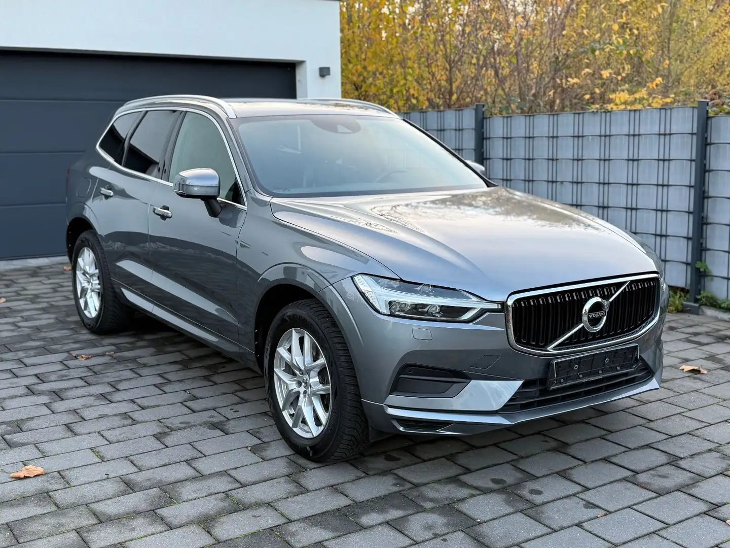 Volvo XC60 Momentum AWD Kamera Leder Scheckheft Grau - 2