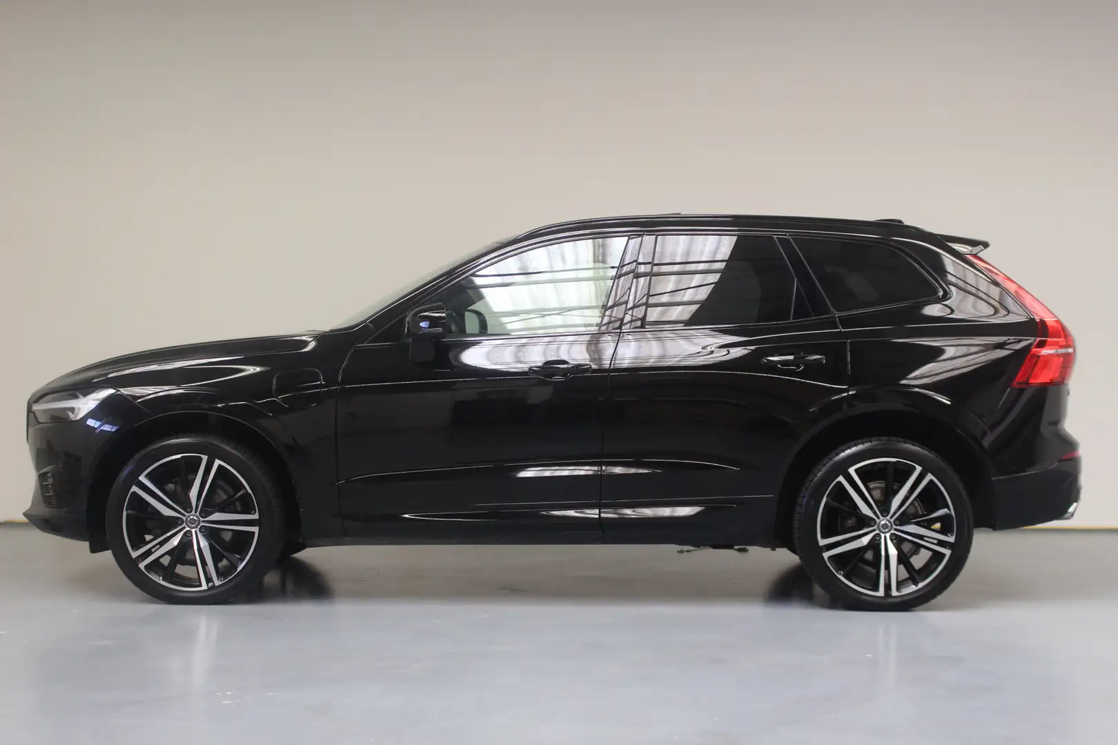 Volvo XC60 Recharge T6 AWD R-Design | Rijklaarprijs | Luchtve Zwart - 2