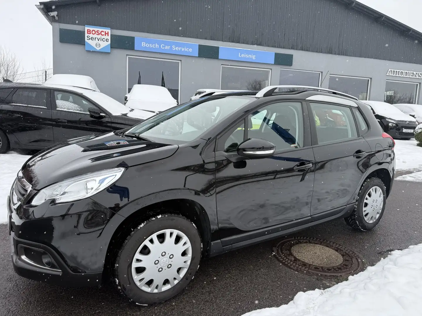 Peugeot 2008 1.2 PureTech 82 Active PDC AHZV SITZH. Schwarz - 2