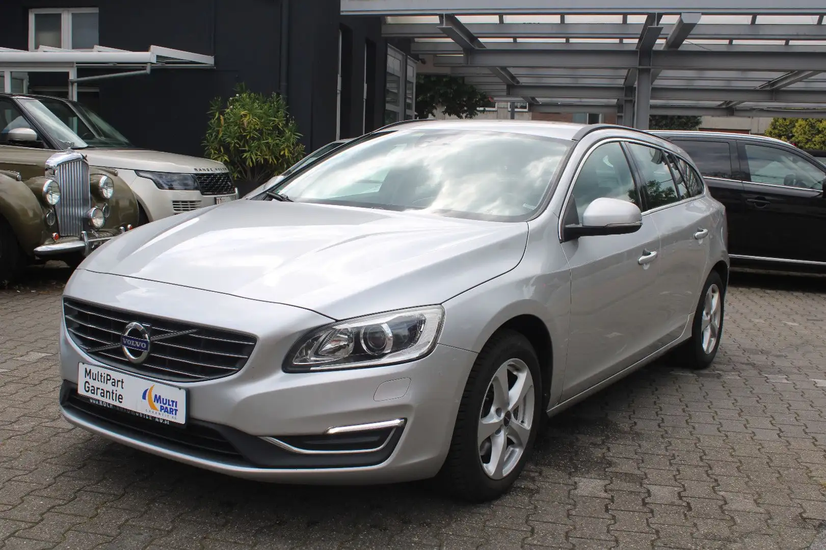 Volvo V60 2.0 T BIFUEL Kombi Momentum*AUTOMATIK*NAVI* Silber - 1