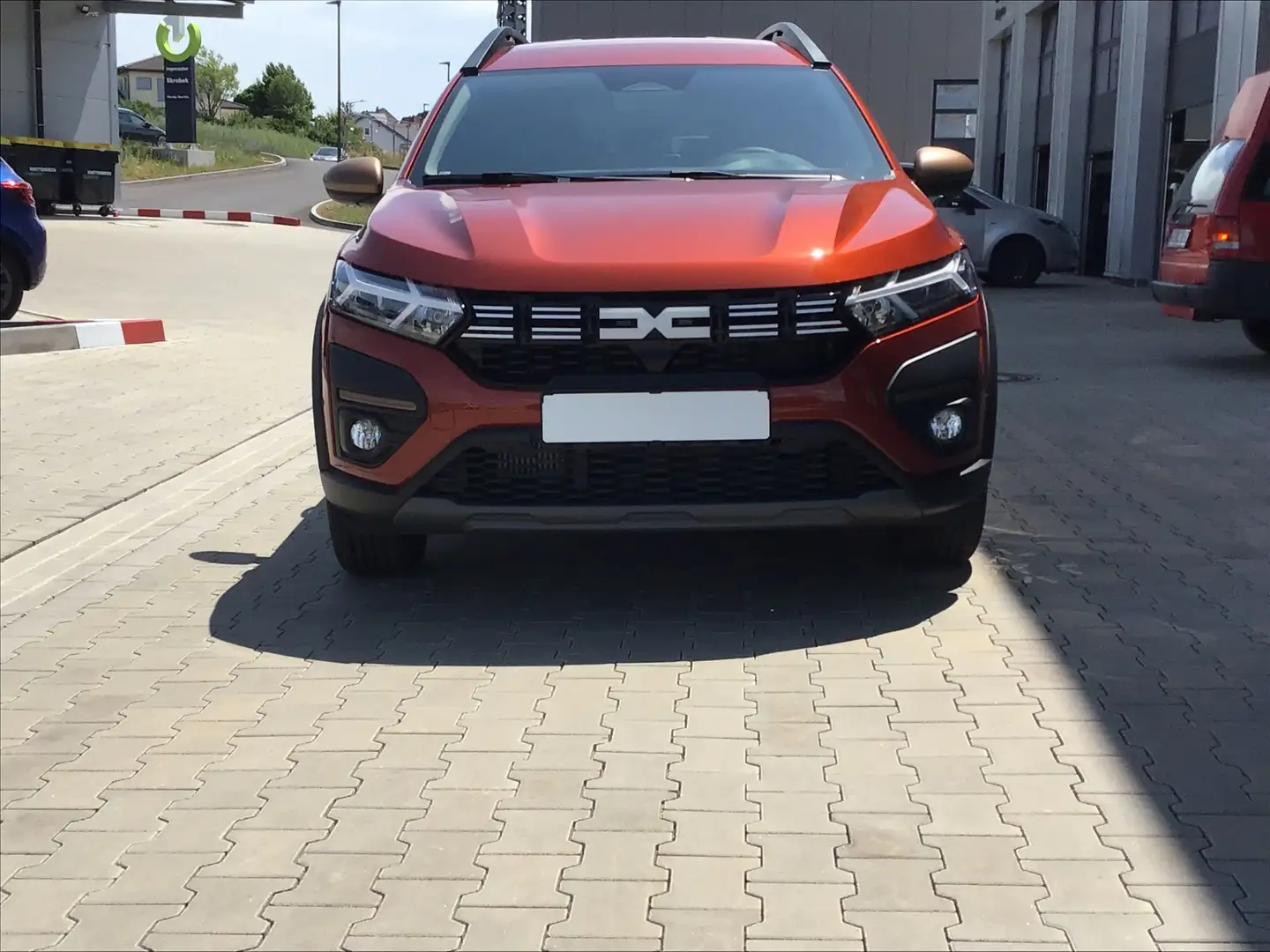 Dacia Jogger TCe 100 ECO-G Extreme+ 7-S Navi Brun - 2