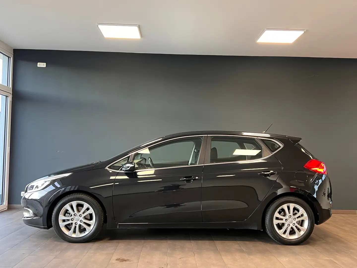 Kia Ceed / cee'd 1.6 Spirit / LED / SHZ / TEMPOMAT / T-LEDER Negru - 2