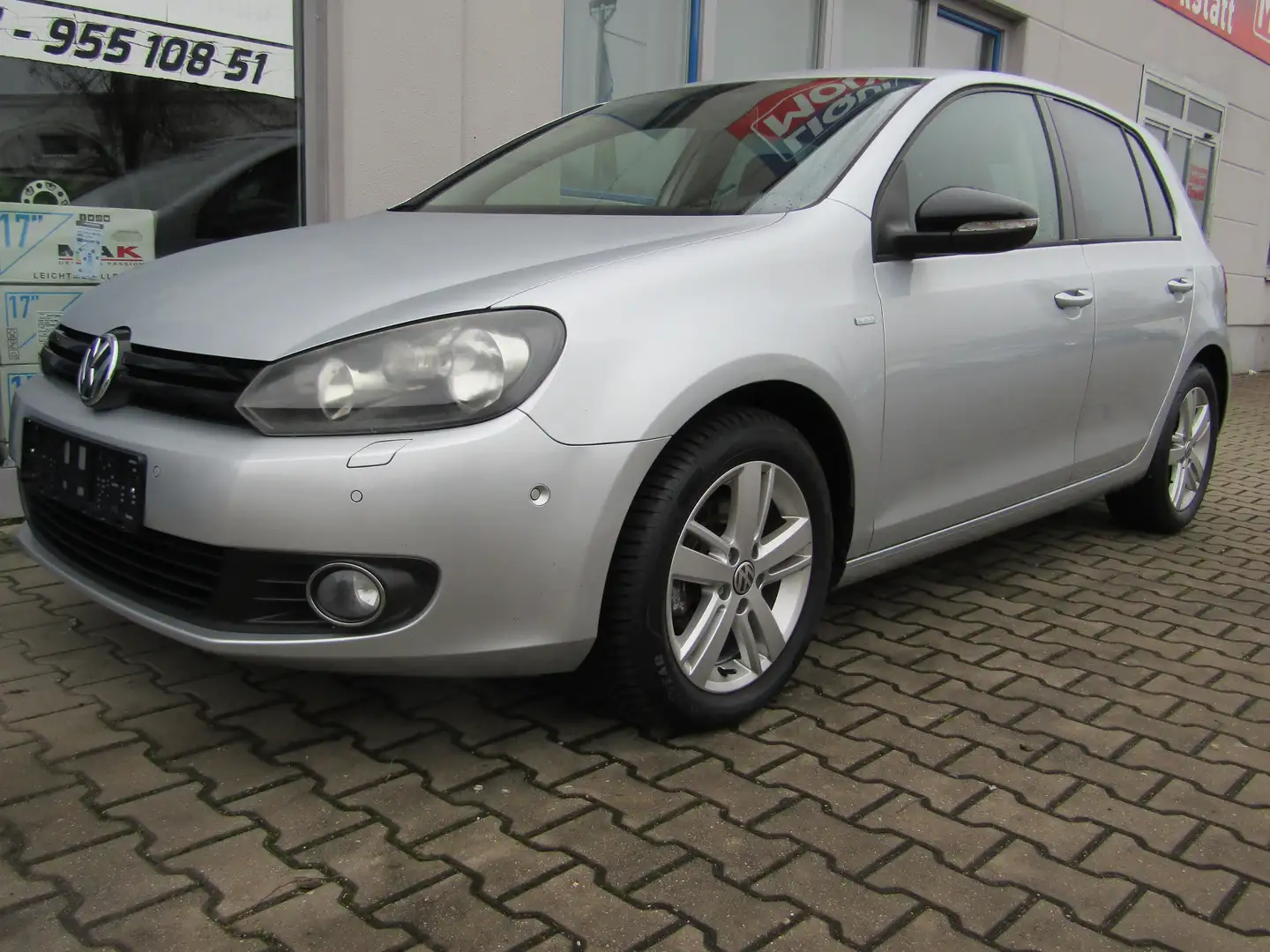 Volkswagen Golf Match BlueMotion/BMT, Allwetterbereifung, wenig KM Silber - 1
