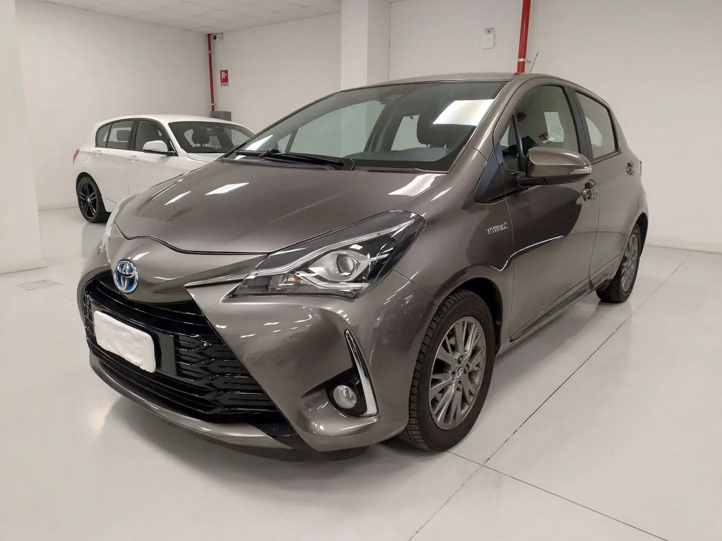 Toyota Yaris 5p 1.5h Active Gris - 1