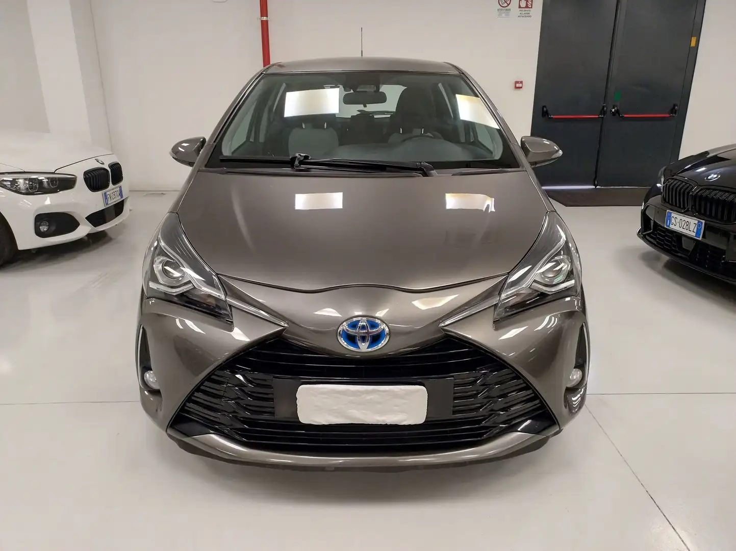 Toyota Yaris 5p 1.5h Active Gris - 2