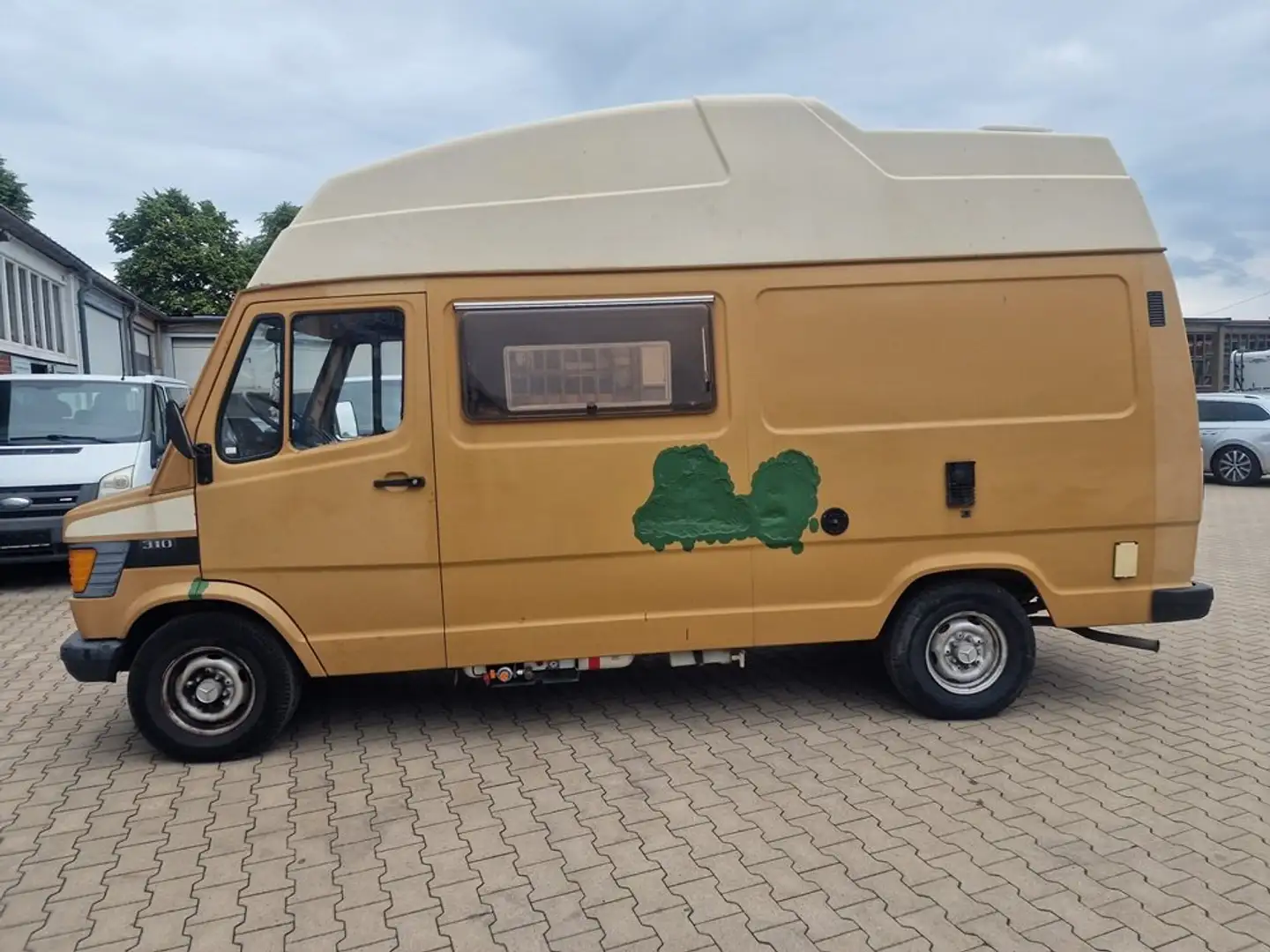 Mercedes-Benz 210/310 Westfalia James Cook Beige - 2