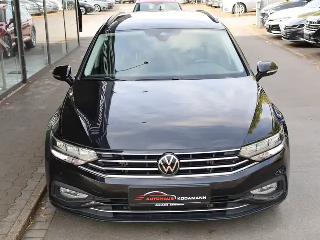 Volkswagen Passat view 3