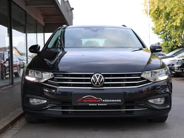Volkswagen Passat view 4