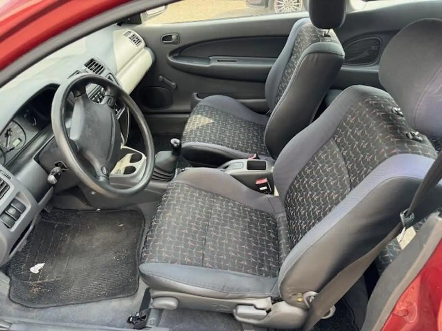 Mazda 323 1.5i P LX, '97, 205000 km, airco, trekhaak, inruil Rojo - 2