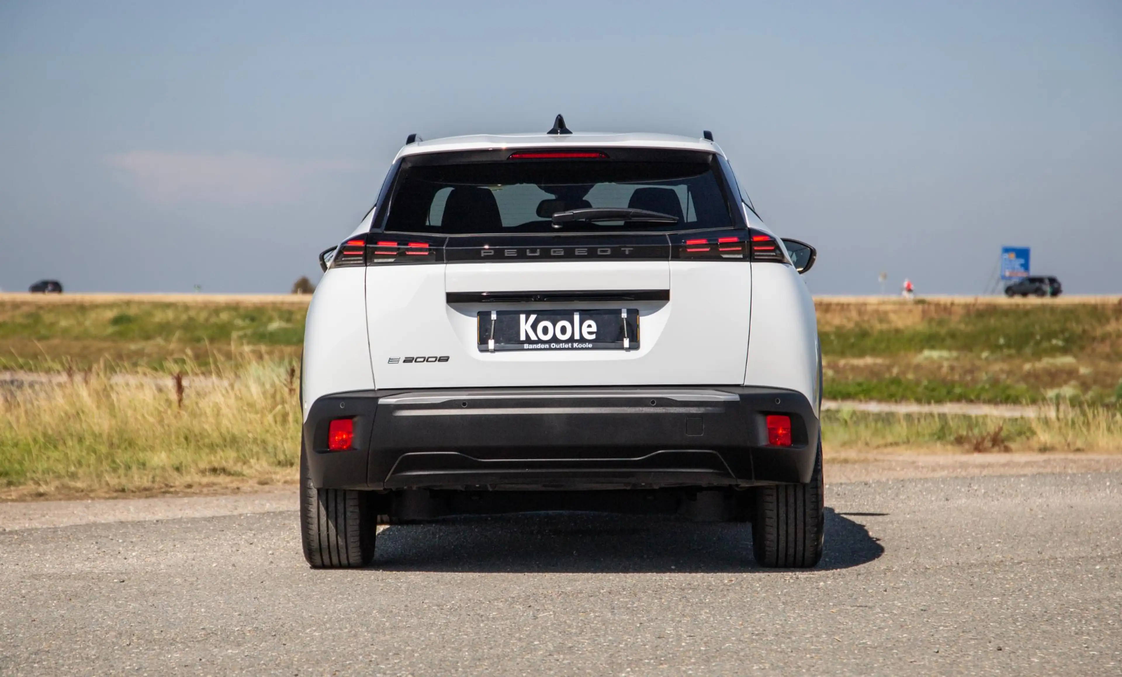 Peugeot e-2008 EV Allure 54 kWh ADAPTIVE CRUISE / CARPLAY / CAMER — photo 11