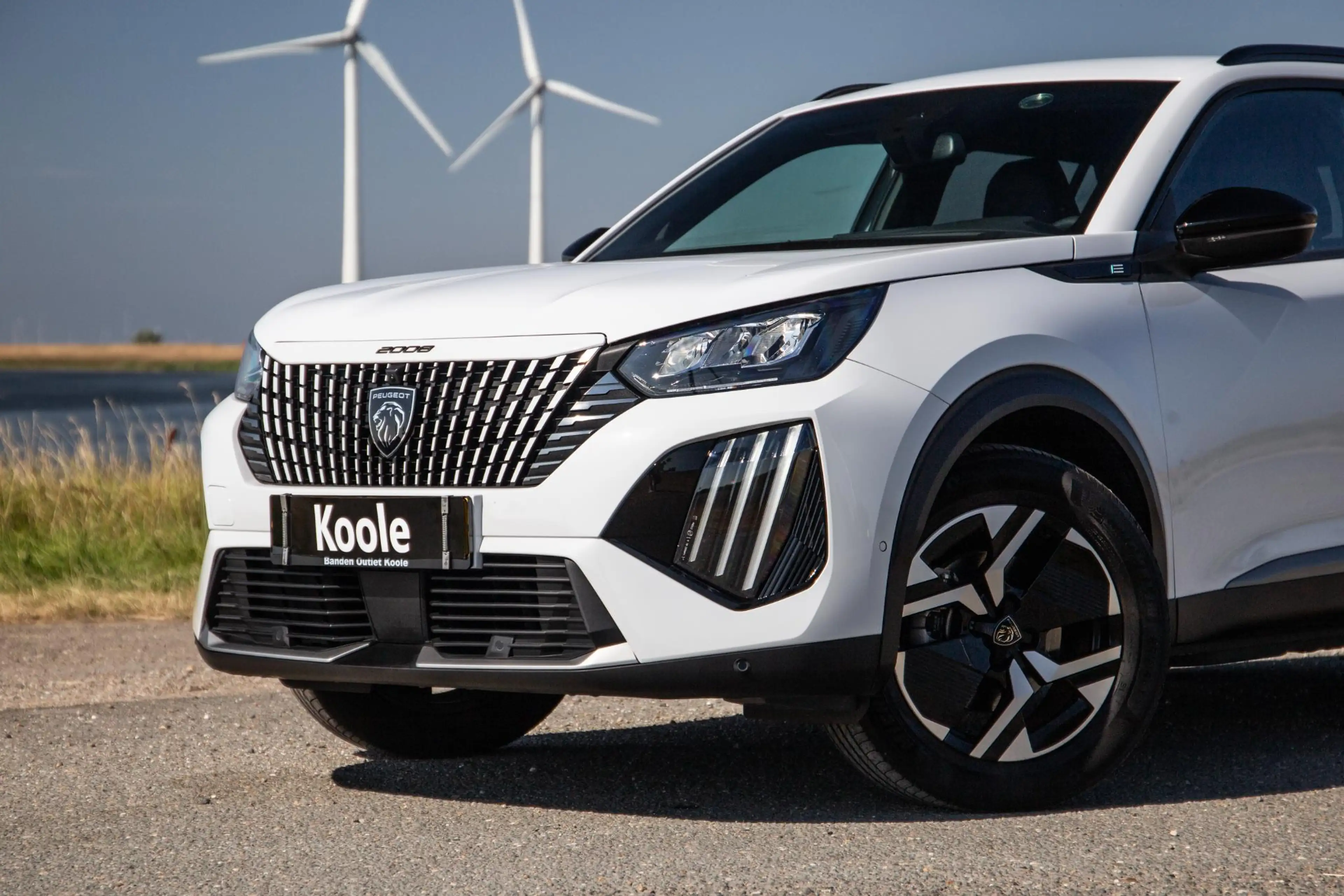 Peugeot e-2008 EV Allure 54 kWh ADAPTIVE CRUISE / CARPLAY / CAMER — photo 3