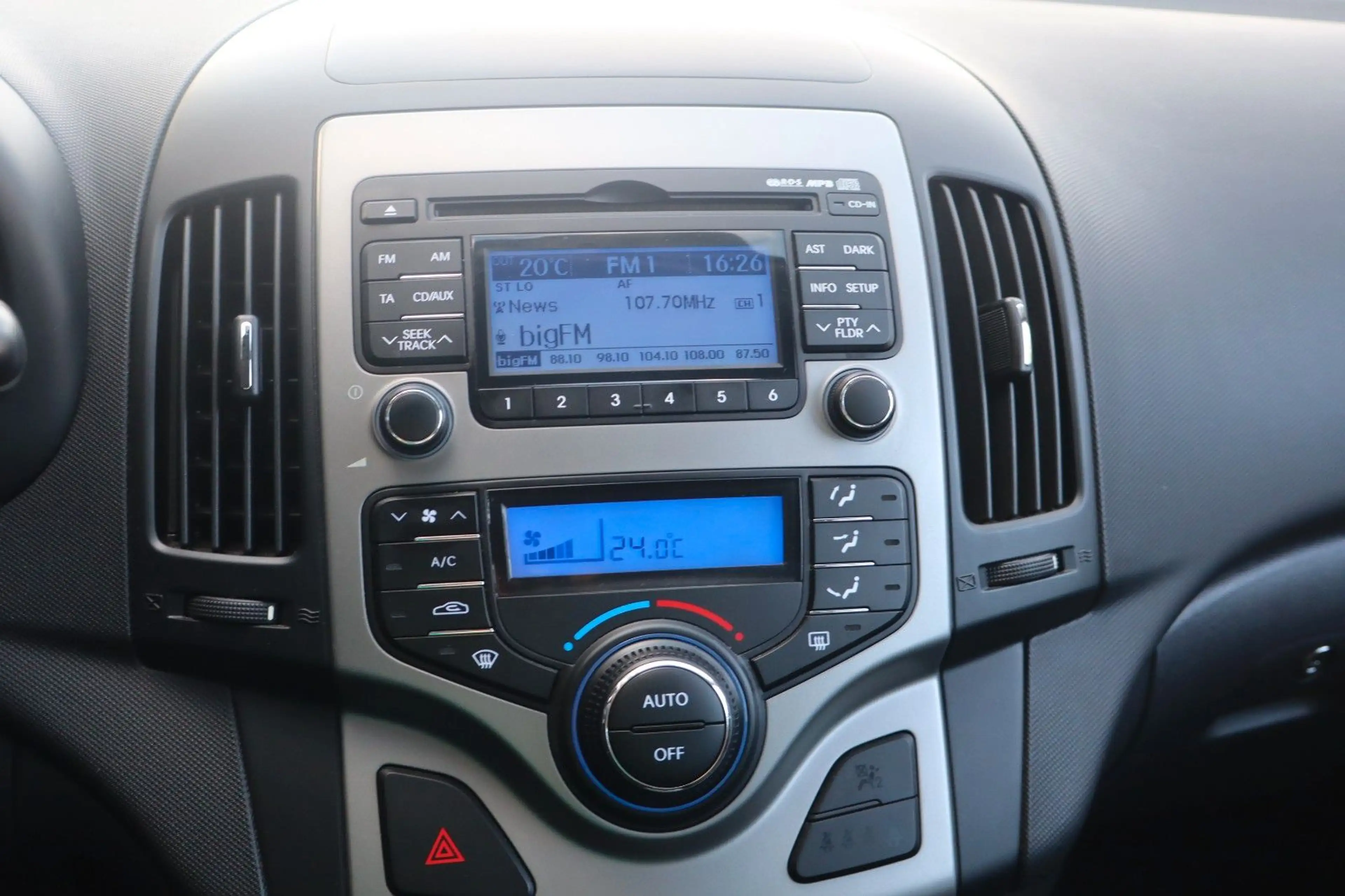 Hyundai i30 Comfort 1,6 Automatik — photo 12