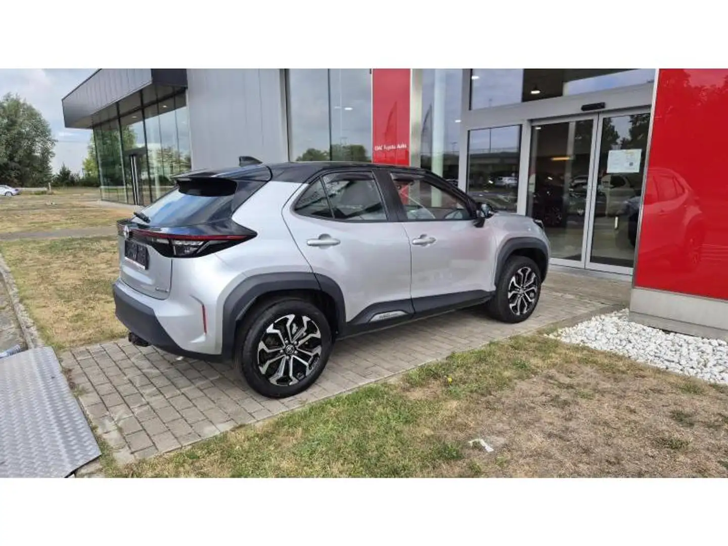 Toyota Yaris Cross Dynamic Plus Bi-Tone Zilver - 2