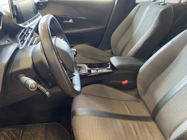 Peugeot 208 view 7