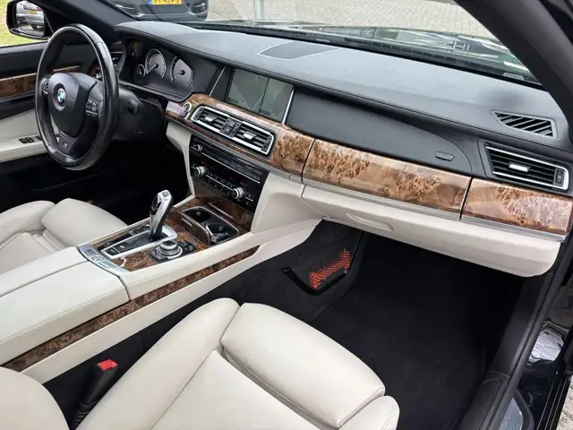 BMW 7 Series view 13