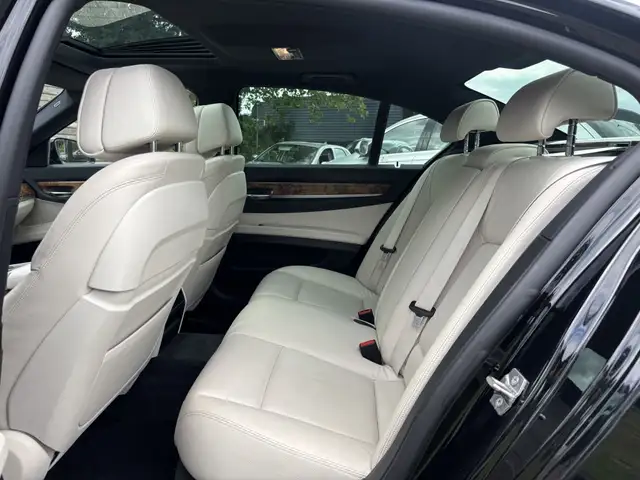 BMW 7 Series view 11