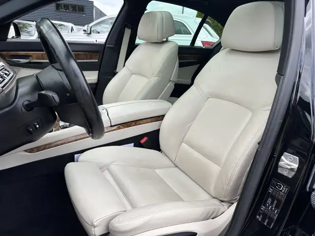 BMW 7 Series view 15