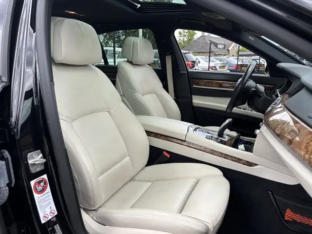 BMW 7 Series view 14