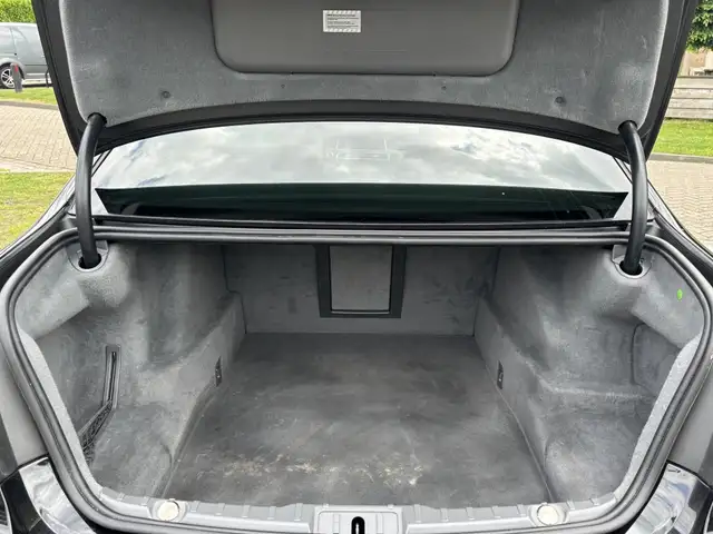 BMW 7 Series view 9