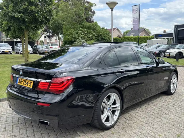 BMW 7 Series view 5