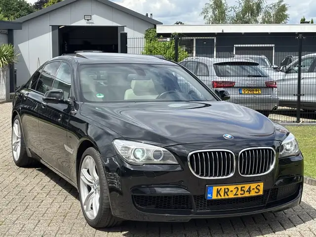 BMW 7 Series view 3