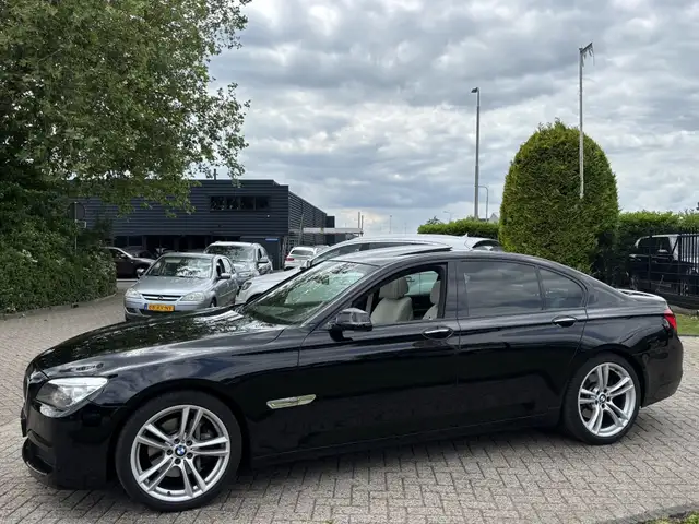 BMW 7 Series view 8