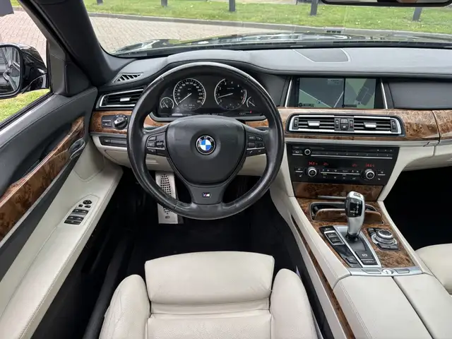 BMW 7 Series view 12