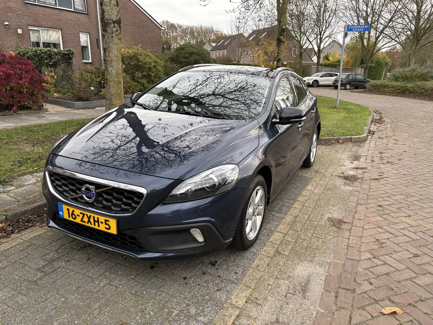 Volvo V40 Cross Country 1.6 T4 Momentum Blauw - 1