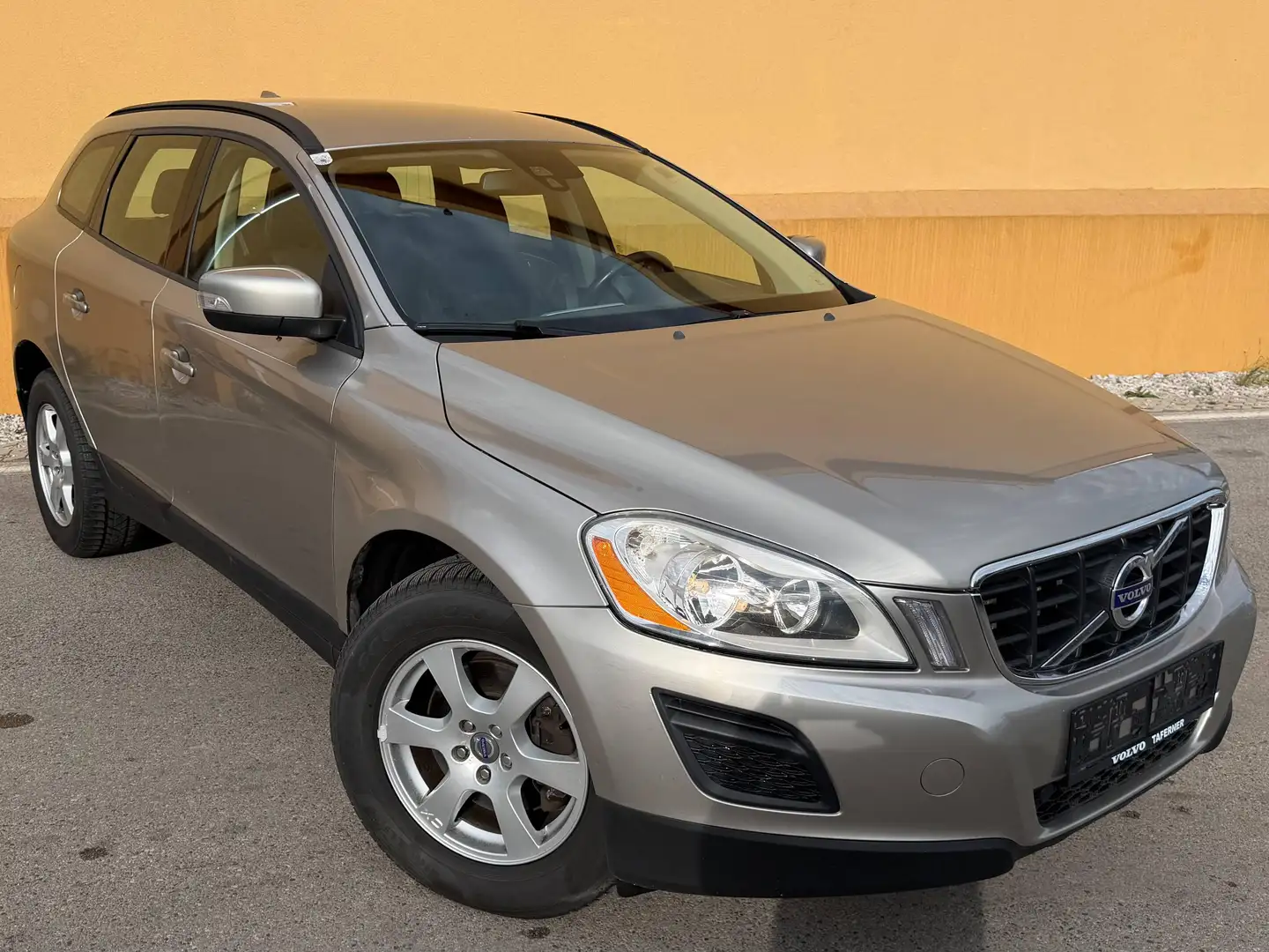 Volvo XC60 Kinetic AWD Grau - 1