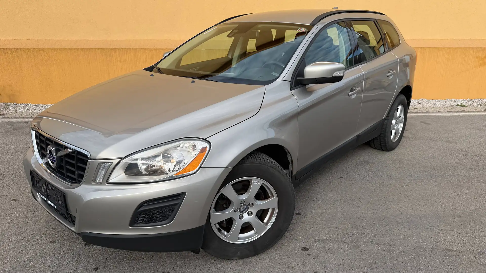 Volvo XC60 Kinetic AWD Grau - 2