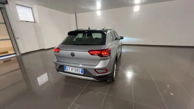 Volkswagen T-Roc view 4