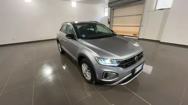 Volkswagen T-Roc view 3