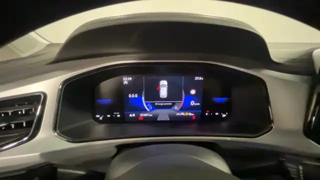 Volkswagen T-Roc view 11