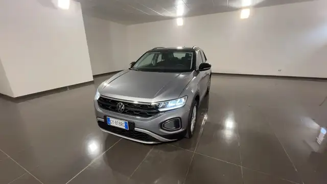 Volkswagen T-Roc main image