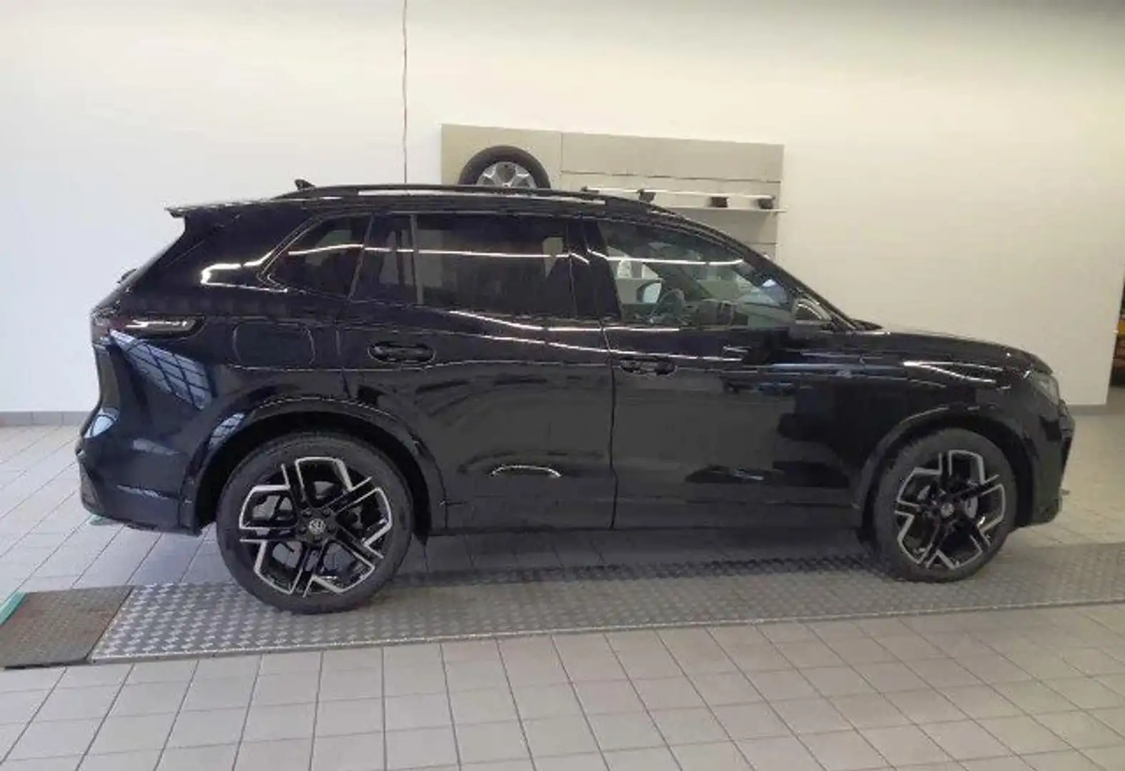 Volkswagen Tiguan Tiguan 2.0 tdi R-Line Plus dsg(150cv)20P BLACK P. Zwart - 1