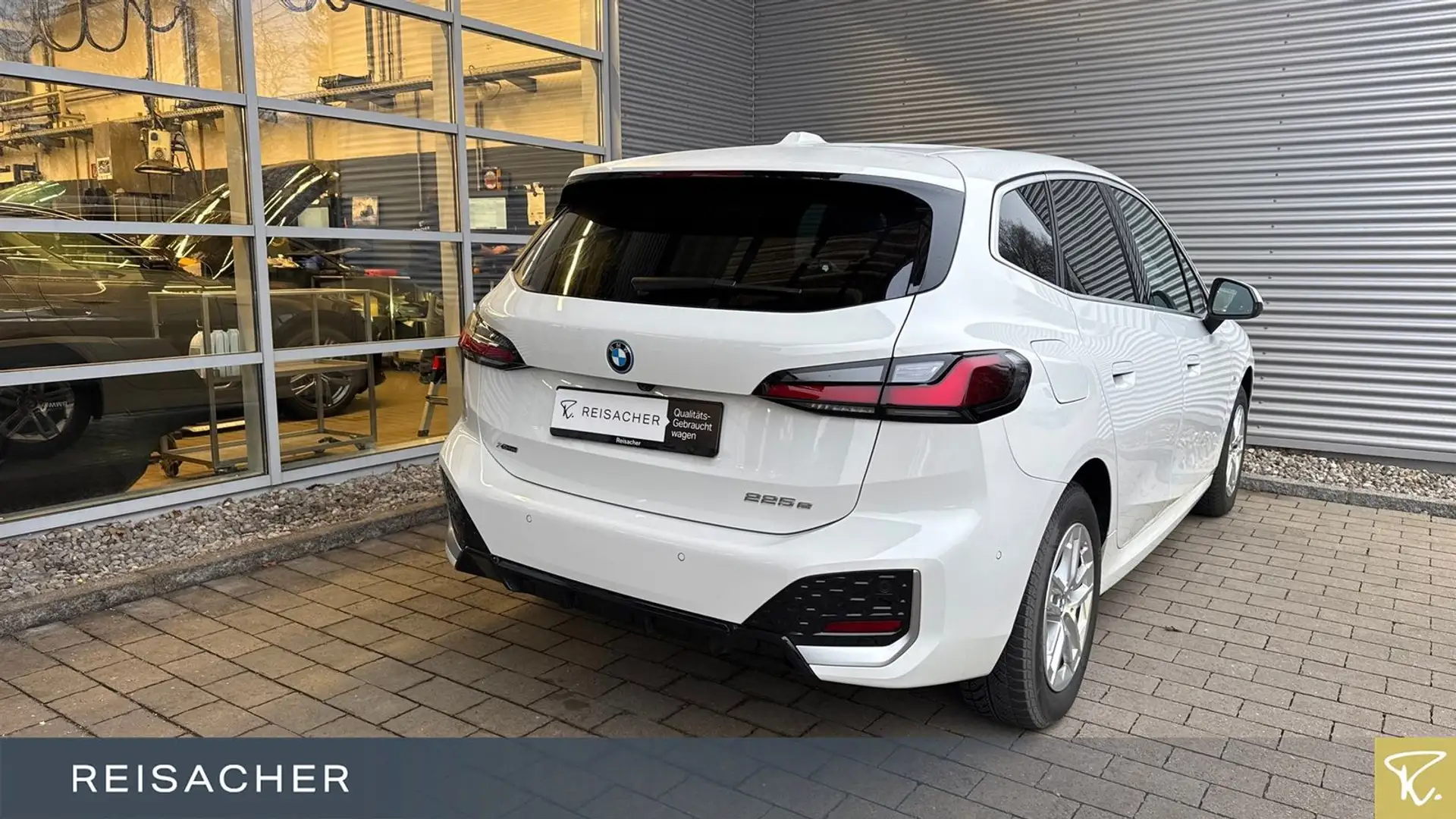 BMW 225 225e xDrive Active Tourer M-Sport Navi RüKa ACC Weiß - 2