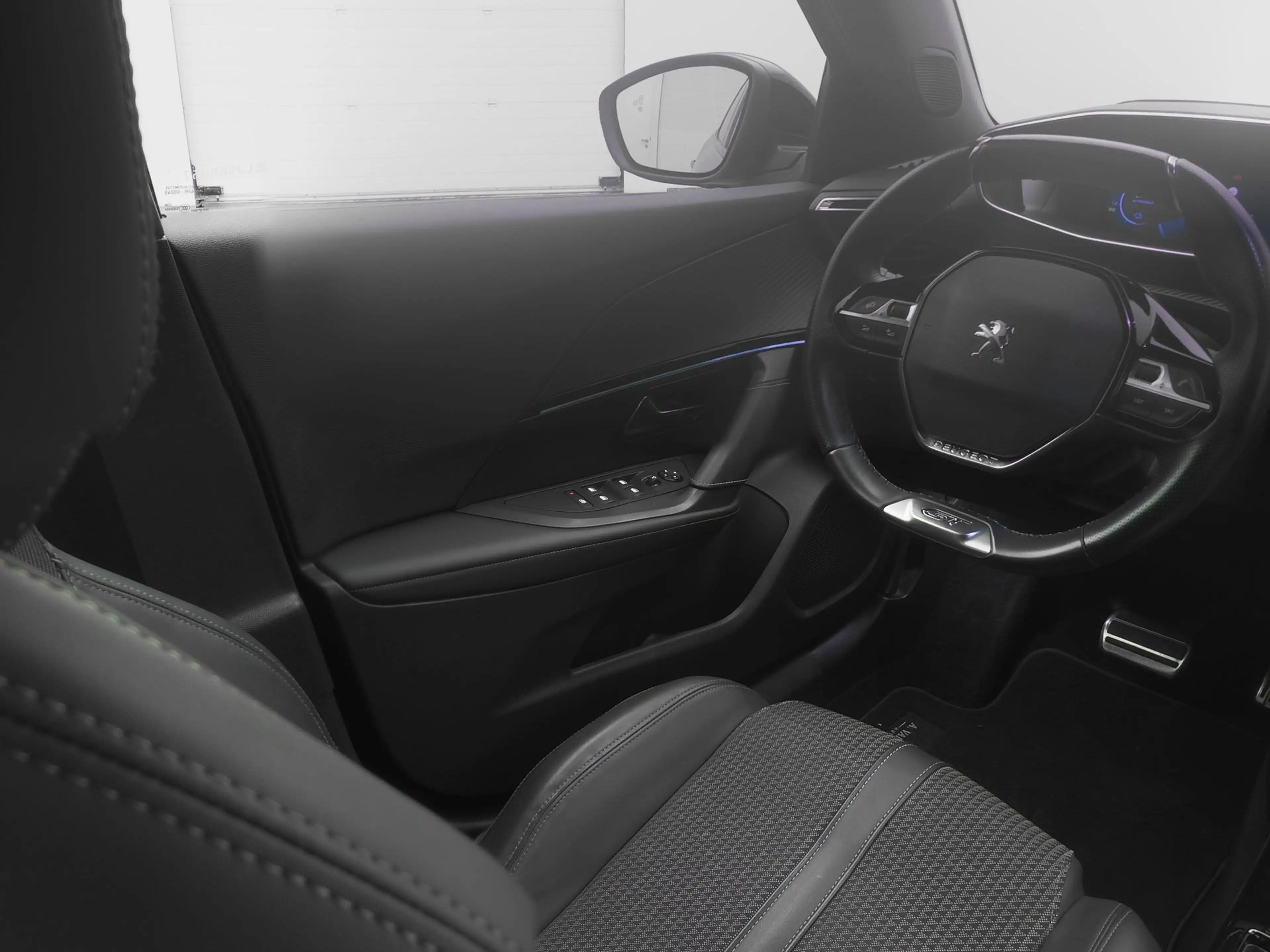 Peugeot e-2008 EV Allure 50 kWh | CAMERA | KEYLESS — photo 11