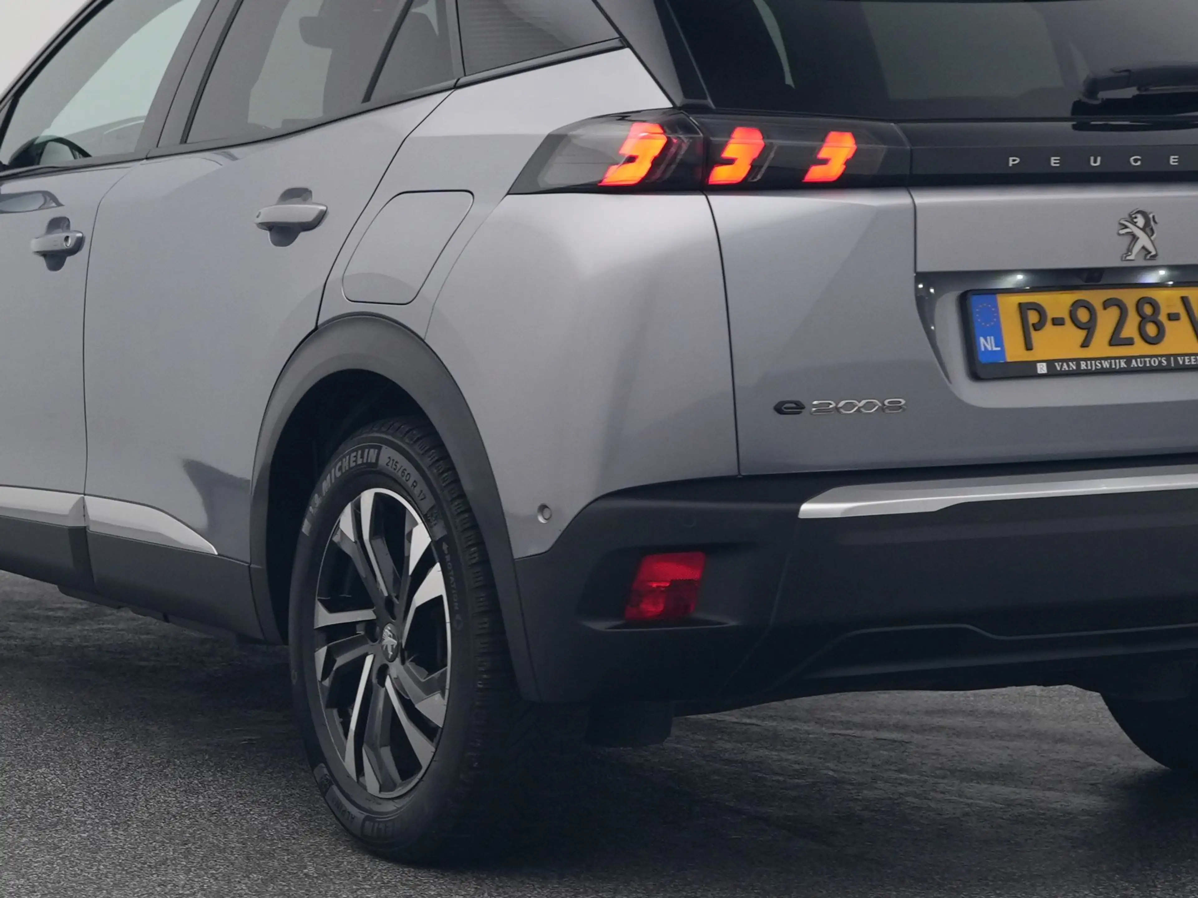 Peugeot e-2008 EV Allure 50 kWh | CAMERA | KEYLESS — photo 18
