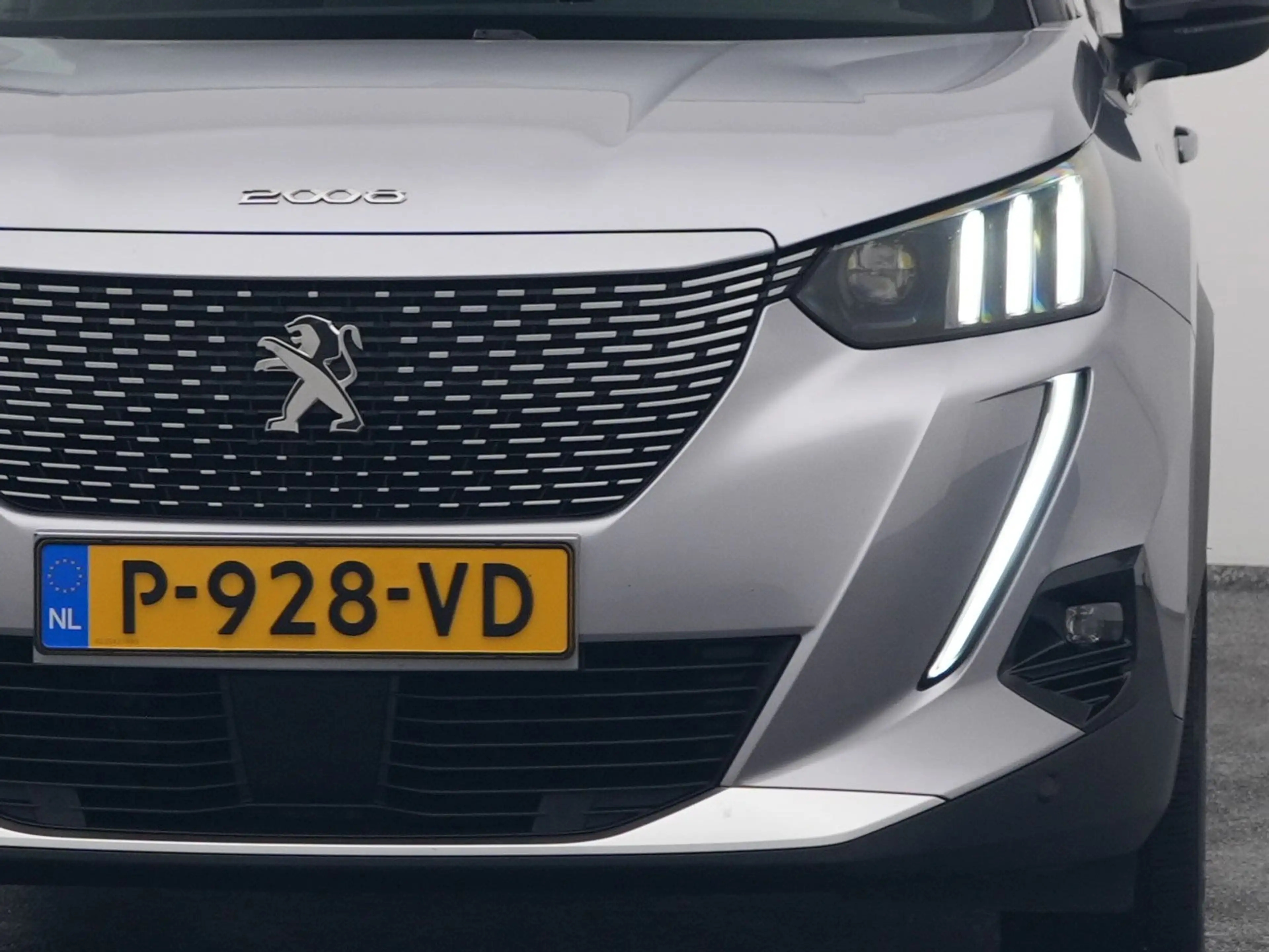 Peugeot e-2008 EV Allure 50 kWh | CAMERA | KEYLESS — photo 19