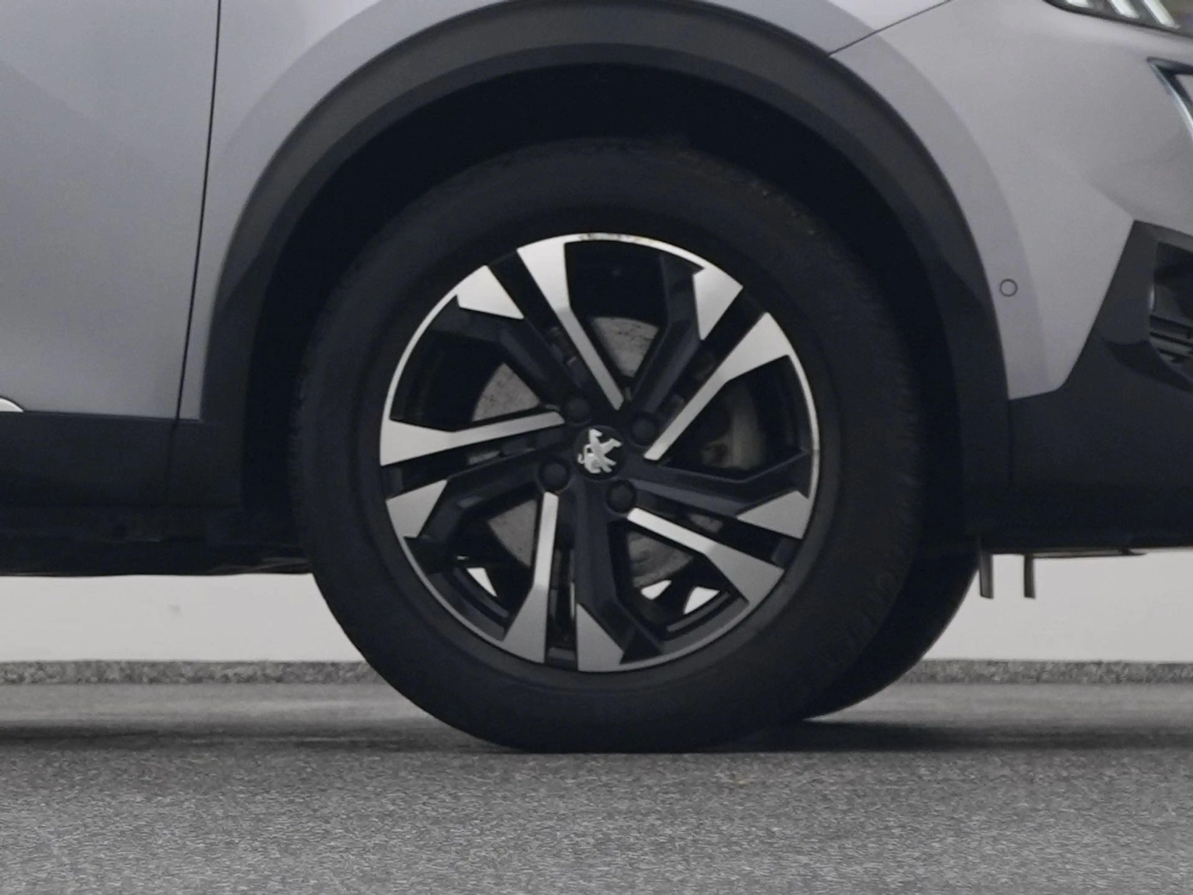 Peugeot e-2008 EV Allure 50 kWh | CAMERA | KEYLESS — photo 42