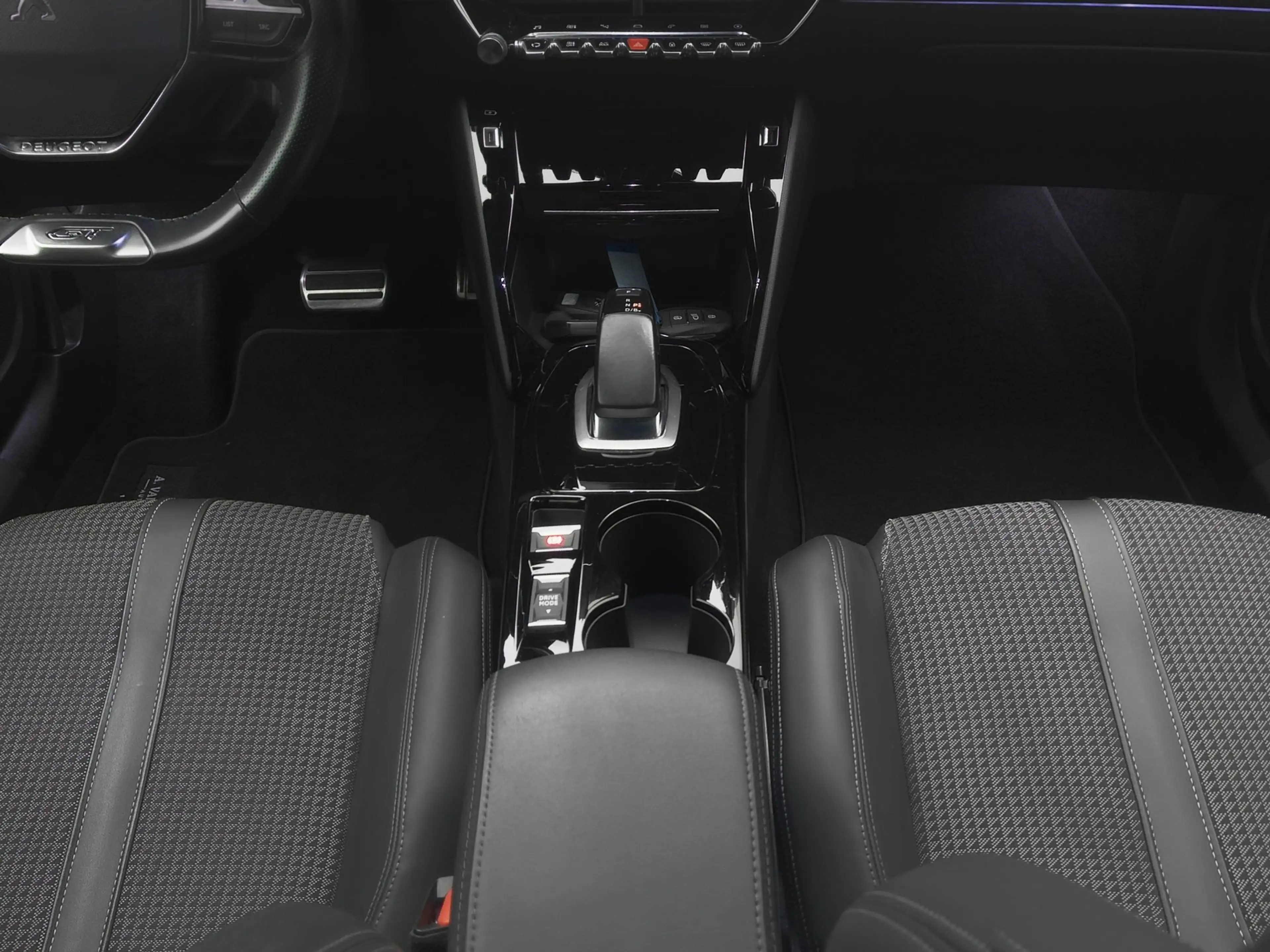 Peugeot e-2008 EV Allure 50 kWh | CAMERA | KEYLESS — photo 12
