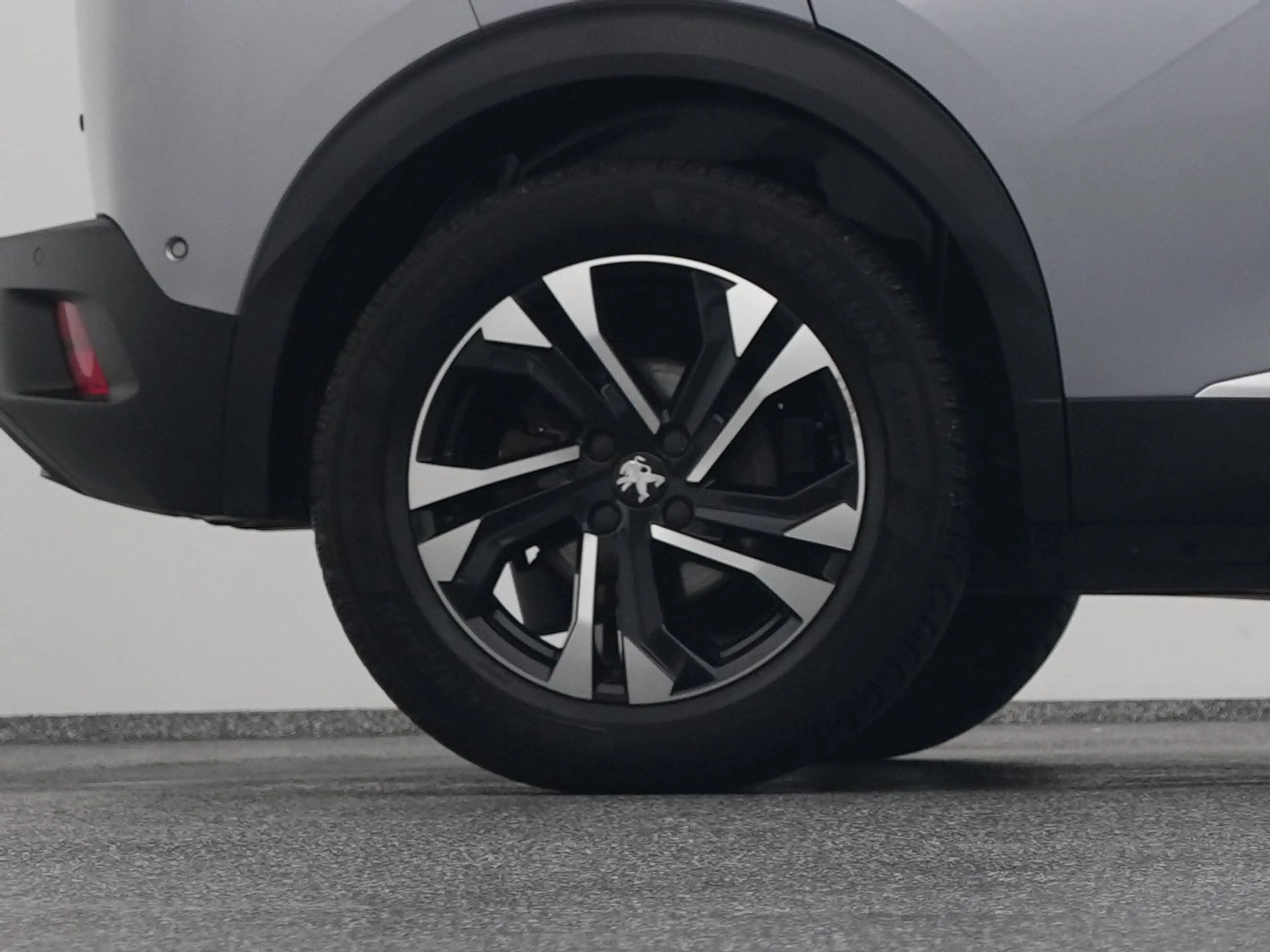Peugeot e-2008 EV Allure 50 kWh | CAMERA | KEYLESS — photo 41
