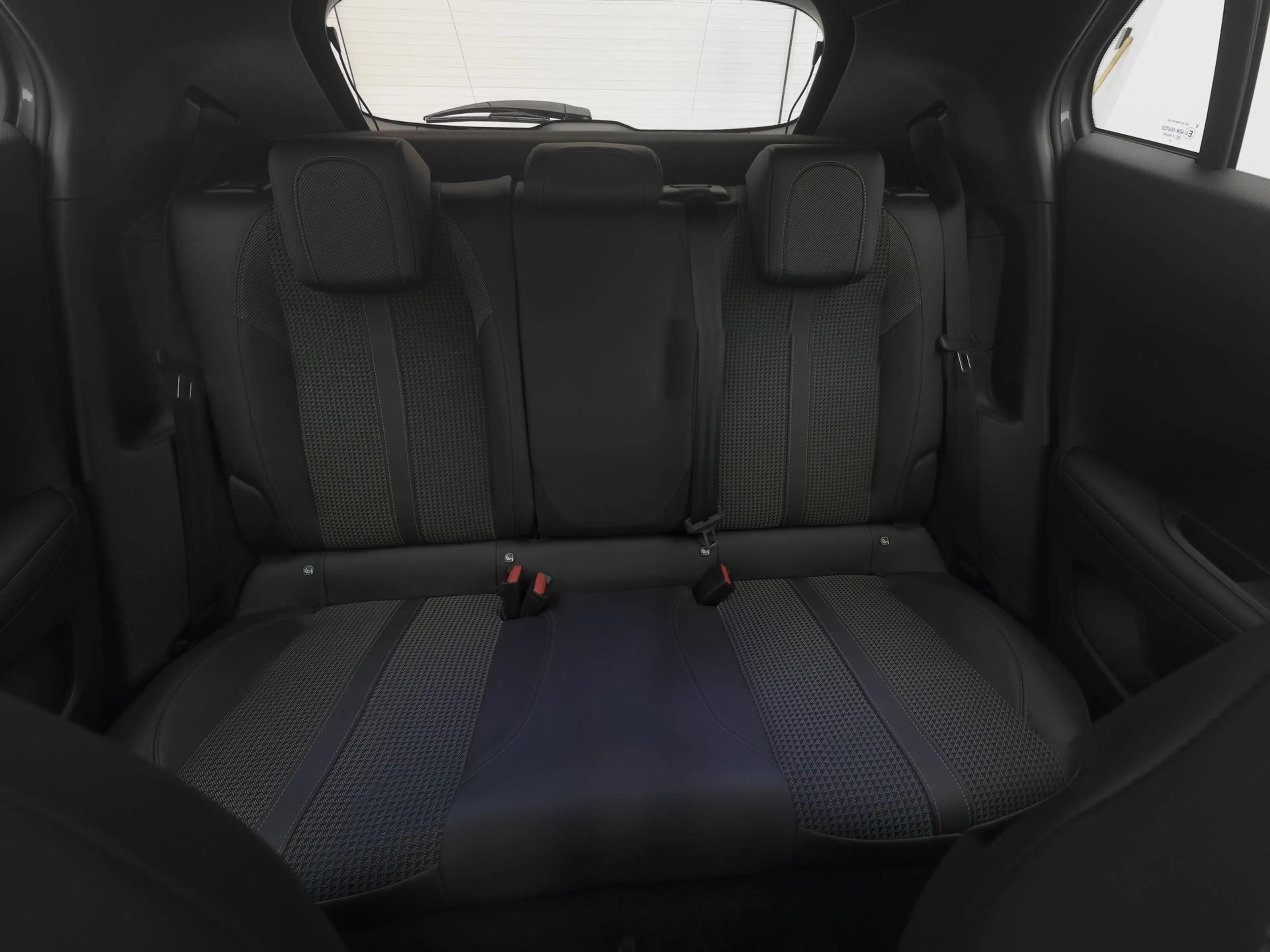 Peugeot e-2008 EV Allure 50 kWh | CAMERA | KEYLESS — photo 4