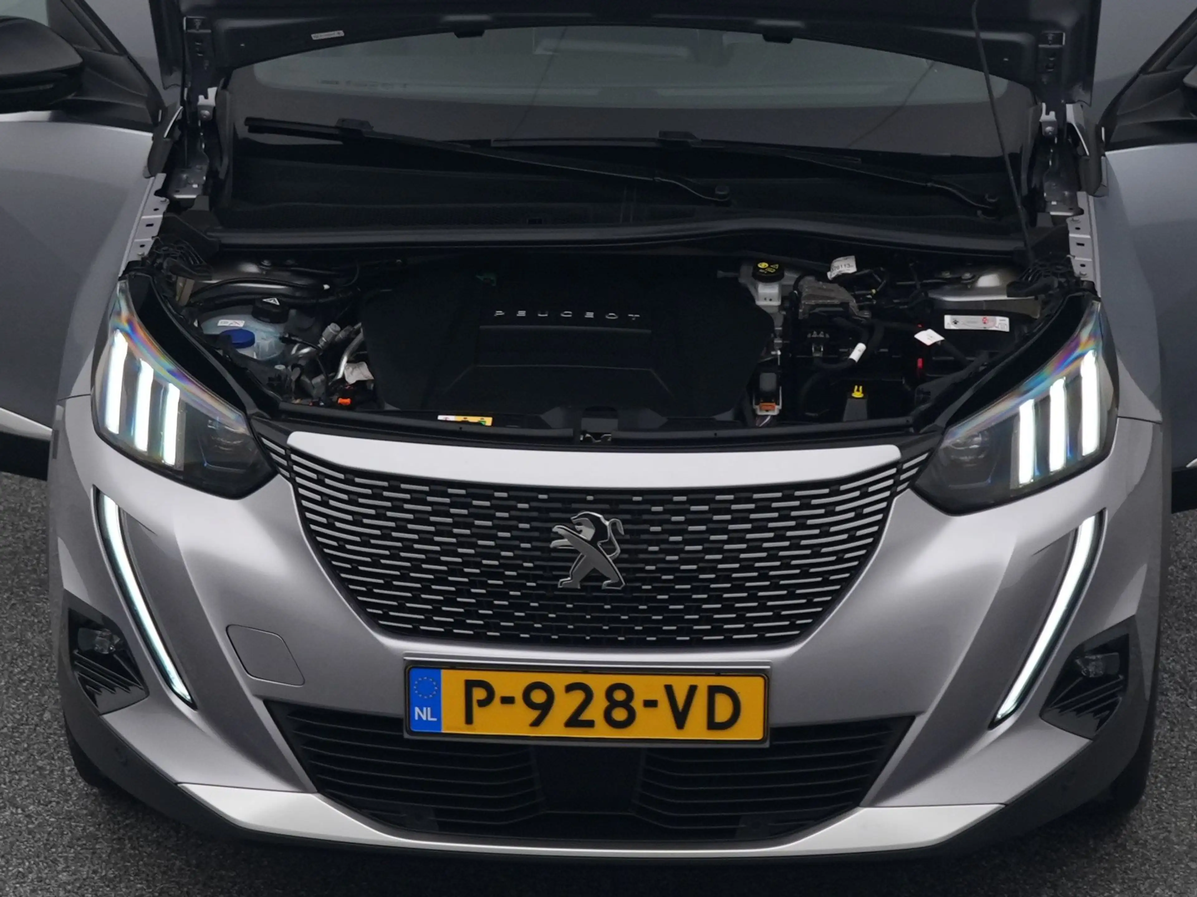 Peugeot e-2008 EV Allure 50 kWh | CAMERA | KEYLESS — photo 31