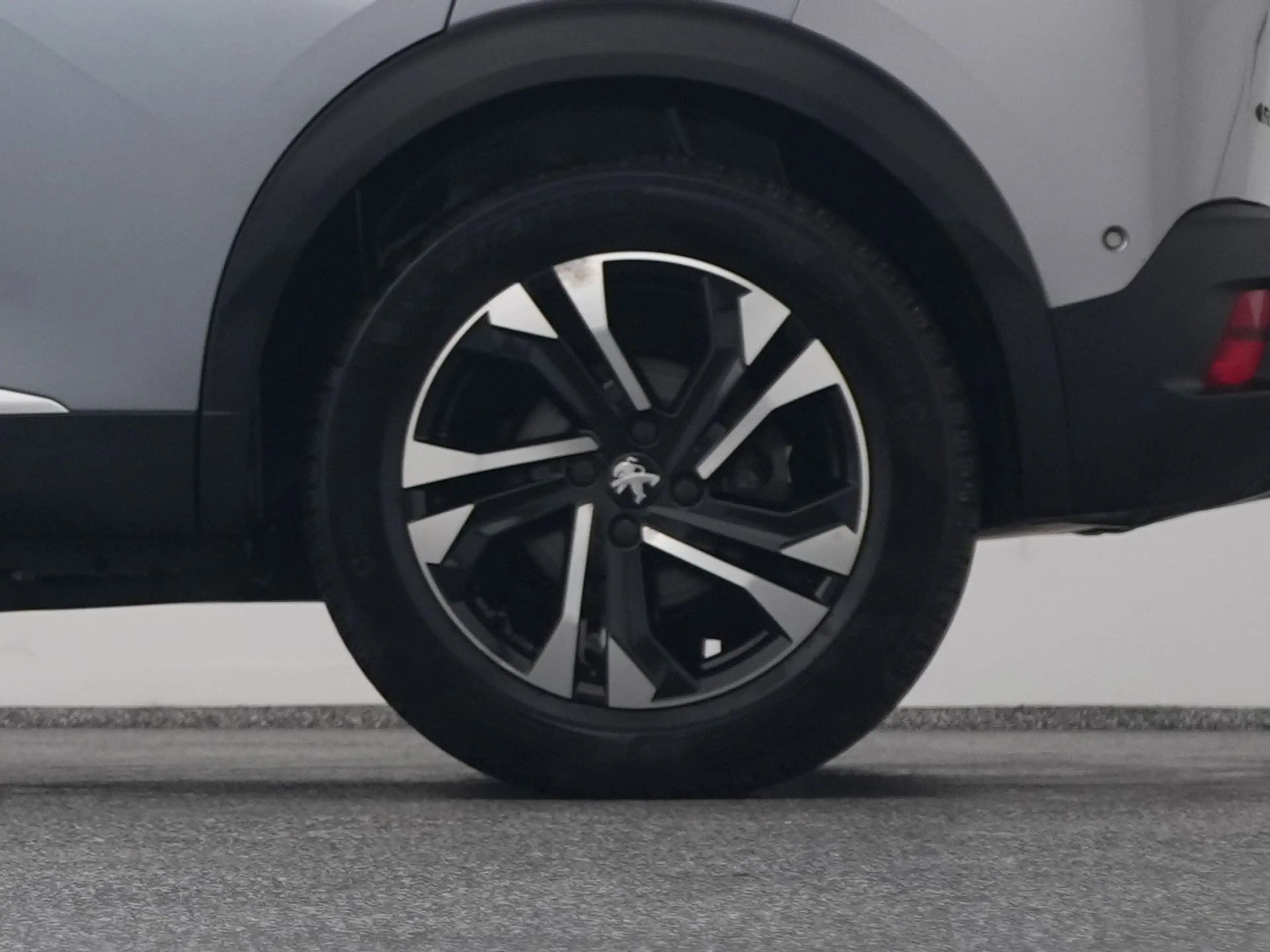 Peugeot e-2008 EV Allure 50 kWh | CAMERA | KEYLESS — photo 40