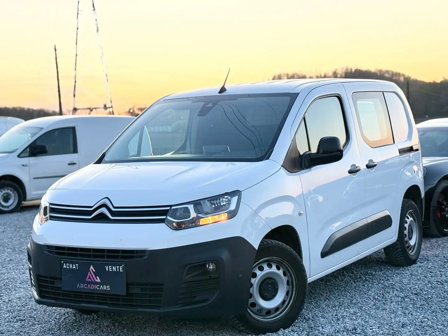 Peugeot Partner FACELIFT - GPS - 2 PLACES - CARNET COMPLET - TVAC Blanc - 1