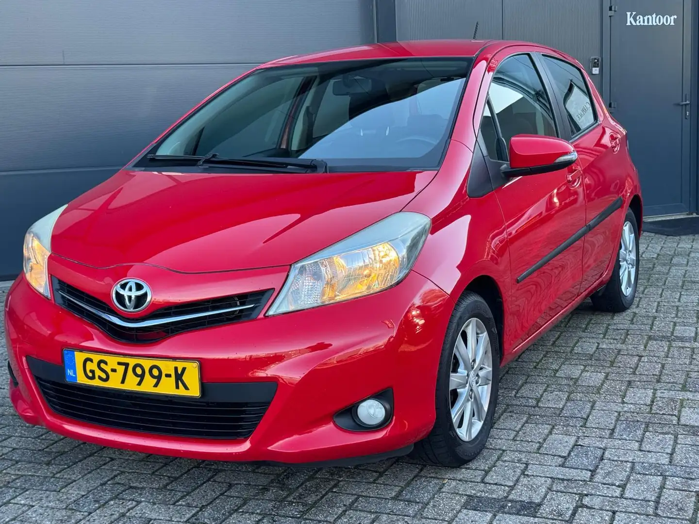 Toyota Yaris 1.3 VVT-i Aspiration Rood - 1