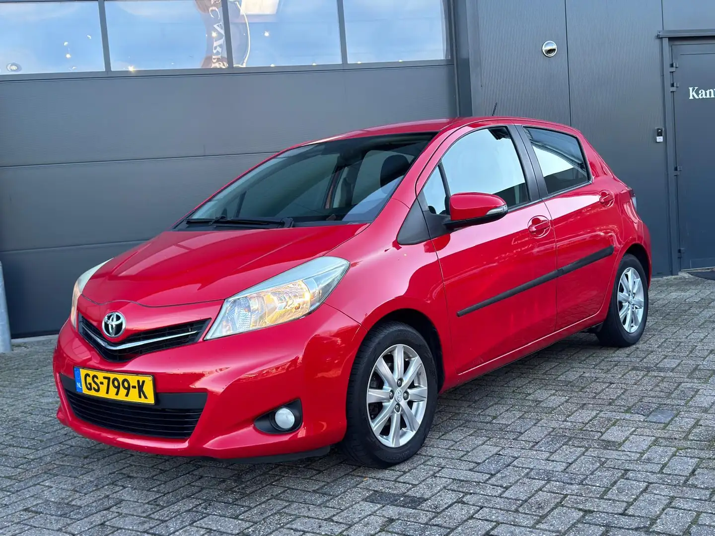 Toyota Yaris 1.3 VVT-i Aspiration Rood - 2