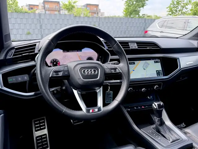 Audi Q3 view 10